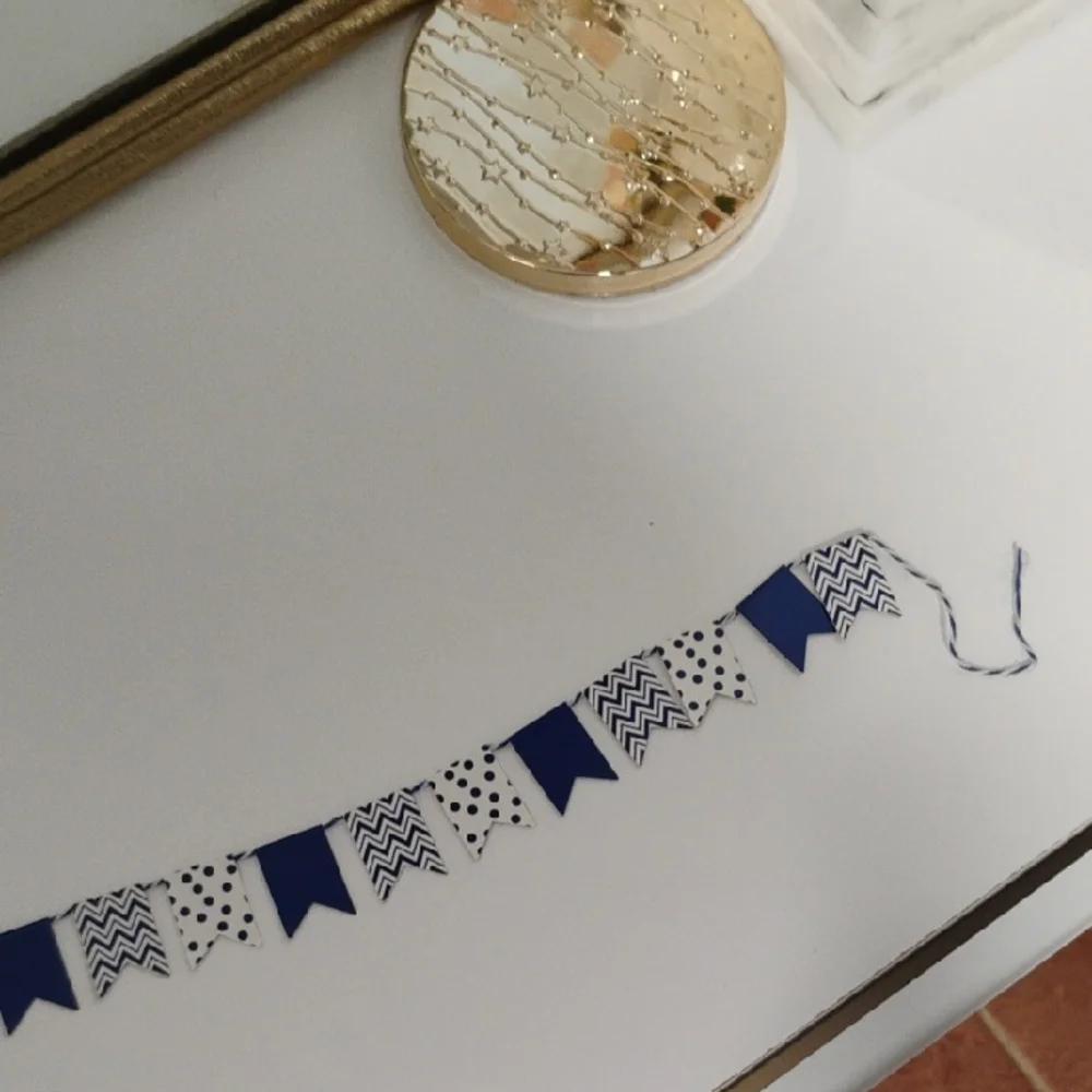 💙+🤍 mini flag garland.